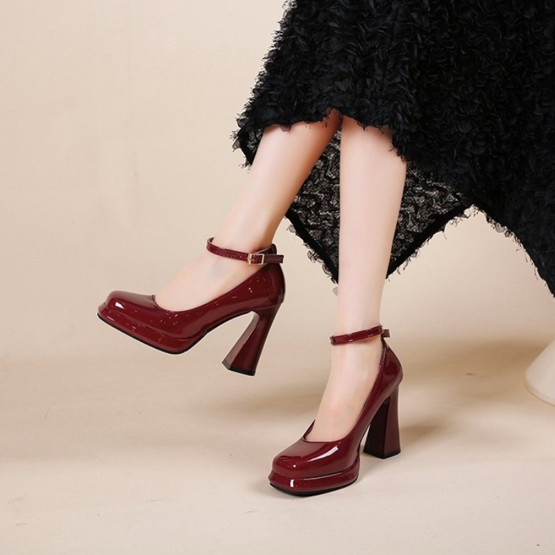 Leather Classic Strap - Sepatu hak tinggi yang modis. Sepatu