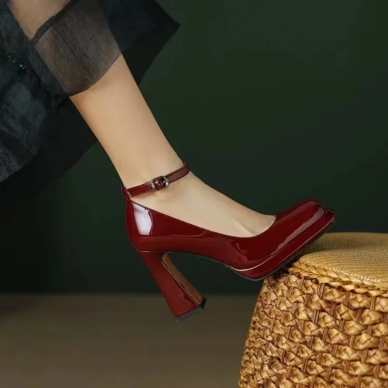 Sepatu hak tinggi yang modis.  - Leather Classic Strap ulasan dan harga